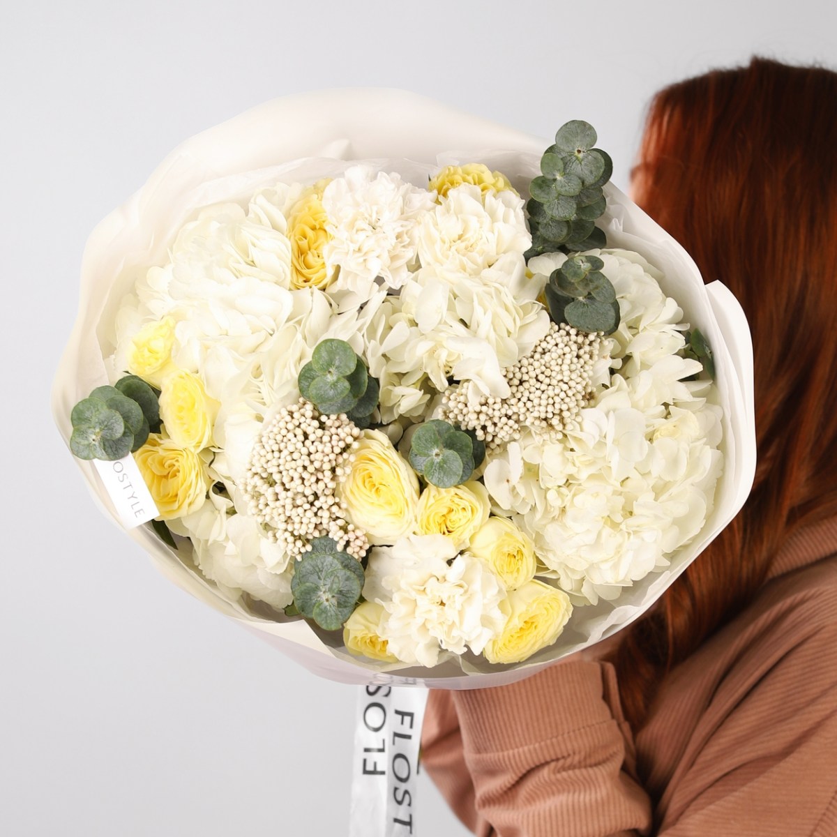 Сборный букет с белой гортензией